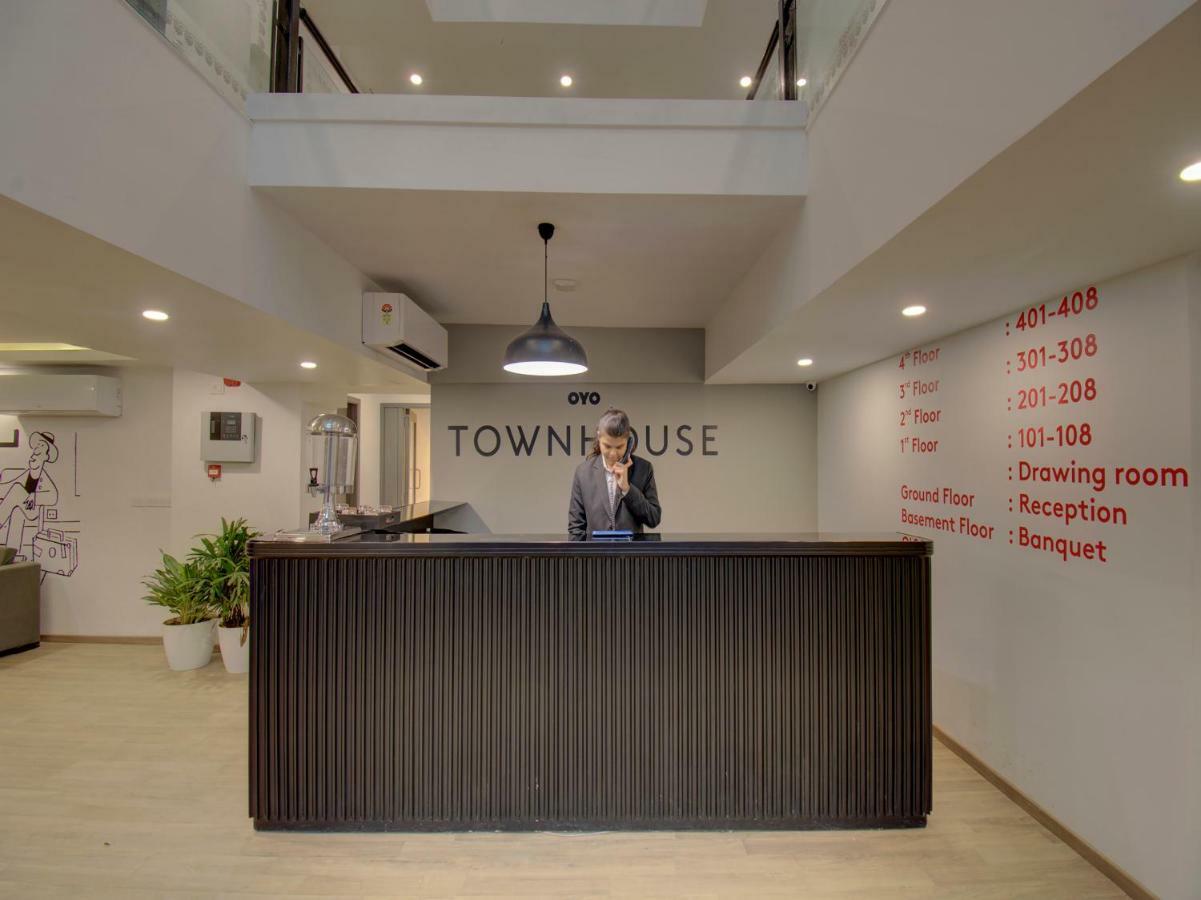 Oyo Townhouse 150 Shreyas Colony Hotell Ahmedabad Exteriör bild