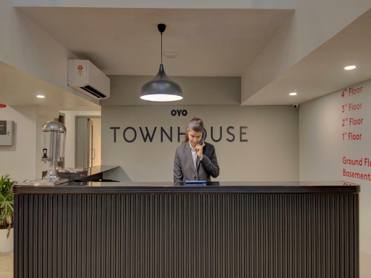 Oyo Townhouse 150 Shreyas Colony Hotell Ahmedabad Exteriör bild